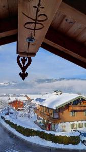 vistas a un edificio con nieve en el suelo en Haus Sichert, en Reit im Winkl