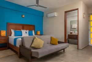 una camera con letto e divano di Blue Veleta a Tulum