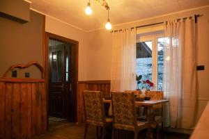 comedor con mesa y ventana en Файна Чічка, en Yaremche
