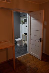 ヤレムチャにあるФайна Чічкаのバスルーム(トイレ付)への開放ドア