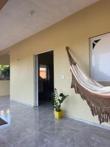 a room with a hammock hanging on the wall at Casa vila costeira. in Camocim