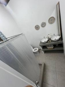 - Baño con 2 lavabos y aseo en La Cabaña de Acapulco - Zorritos -Acapulco-Tumbes en Huacura