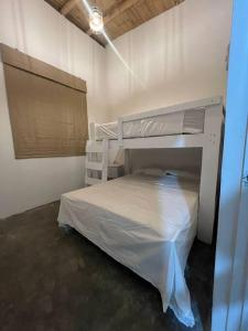 1 dormitorio con 1 litera en una habitación en La Cabaña de Acapulco - Zorritos -Acapulco-Tumbes en Huacura