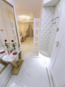 Habitación con espejo y mesa con flores en Apartament Glamour Okrzei, en Sandomierz