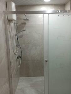 eine Dusche mit Glastür im Bad in der Unterkunft Stadt mitte in Antalya