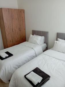 2 Betten nebeneinander in einem Zimmer in der Unterkunft Stadt mitte in Antalya