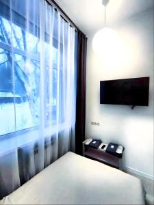 Televízia a/alebo spoločenská miestnosť v ubytovaní Atlas Hotel