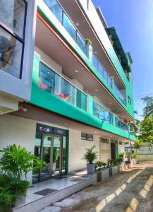 un edificio de apartamentos con una zona verde en Hotel Dreimar, en Cartagena de Indias