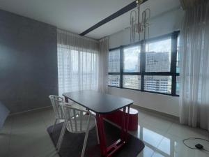 uma sala de jantar com uma mesa e duas cadeiras em KL City Family Suite 3R2B Arte+ Level 10 em Kuala Lumpur