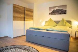 Postel nebo postele na pokoji v ubytování Ferienwohnung im Allgäu-sonnigen Balkon und Alpenpanorama, 5 min zum See