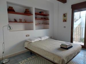 Ένα ή περισσότερα κρεβάτια σε δωμάτιο στο Casa de poble a Dénia