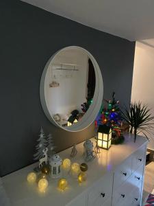 un tocador con espejo y adornos navideños en él en Greenwood 84, en Kelemen