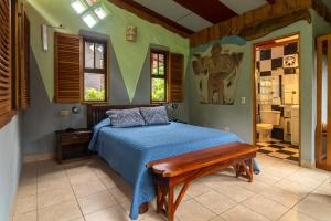 um quarto com uma cama com um edredão azul em Talamanca Nature Reserve em Rivas