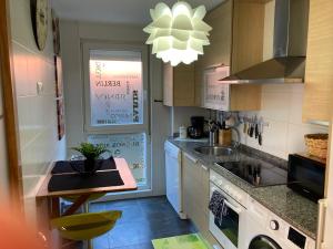 Kuchyň nebo kuchyňský kout v ubytování RURAL3MIJAROJOS casa con jardin y piscina privada en el centro de Cantabria