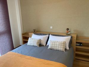 Postel nebo postele na pokoji v ubytování RURAL3MIJAROJOS casa con jardin y piscina privada en el centro de Cantabria + 17 fotografií