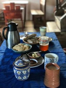 uma mesa com pratos de comida e chávenas de café em Satori em Barra de Valizas