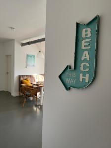a sign hanging on a wall in a living room at Gemütliche Wohnung mit 2 Schlafzimmern auf 75 qm in Kürnach