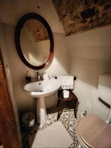 La salle de bains est pourvue d'un lavabo et d'un miroir. dans l'établissement Parlami d'amore Mariù, à Modugno
