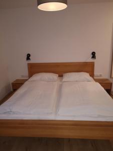 Una cama o camas en una habitación de Haus Grugger Appartements