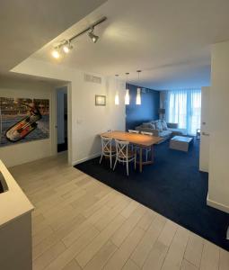 una cucina e un soggiorno con tavolo e divano di Iconic View - Family 2BR Suite - Hotel - Fiber Internet a Hallandale Beach
