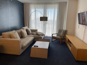 un soggiorno con divano e sedia di Iconic View - Family 2BR Suite - Hotel - Fiber Internet a Hallandale Beach