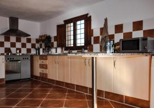 a kitchen with a counter top with a microwave at Casa La Sorpresa in La Ermita del Piar