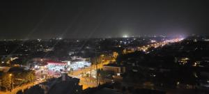 - Vistas a la ciudad por la noche con luces en Goldcrest Luxury Apartments en Lahore