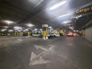 een parkeergarage met auto's erin bij Goldcrest Luxury Apartments in Lahore