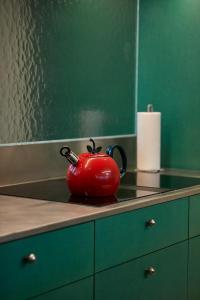 a red tea kettle sitting on a counter in a bathroom at EvaMaria in Varsenare