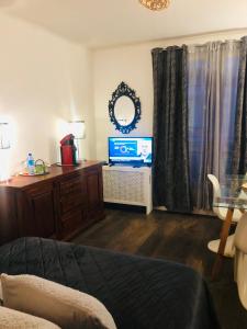 Televízia a/alebo spoločenská miestnosť v ubytovaní Habitation CASSIOPEE