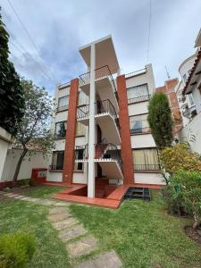 een gebouw met een wenteltrap ervoor bij Abis Terraza in Sucre