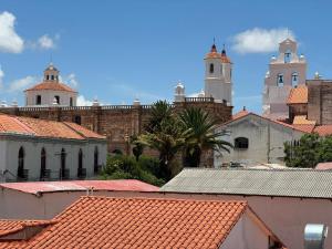 un grupo de edificios con torres y tejados en Abis Terraza en Sucre