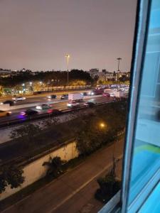 - Vistas a una calle de la ciudad con tráfico por la noche en departamento moderno en surco., en Lima