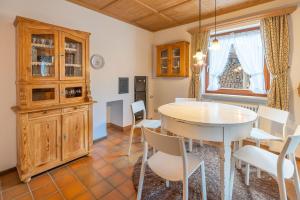 - une cuisine et une salle à manger avec une table et des chaises dans l'établissement Haus in den Wiesen, à Burgberg im Allgäu
