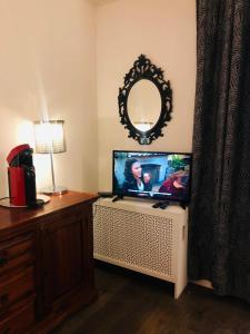 Televízia a/alebo spoločenská miestnosť v ubytovaní Habitation CASSIOPEE