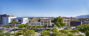 eine Luftansicht einer Stadt mit Gebäuden und Bäumen in der Unterkunft Luna Esperanca Centro Hotel in Setúbal