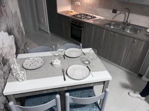 A kitchen or kitchenette at Nina's house 3 , a 300 metri dal mare