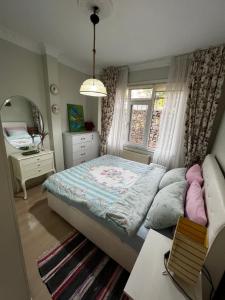 Postel nebo postele na pokoji v ubytování Very Close to Bosphorus, Beautiful 2 rooms 1 salon flat, excellent location