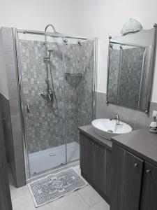 y baño con ducha y lavamanos. en Nina's house 3 , a 300 metri dal mare, en Santa Caterina Dello Ionio Marina