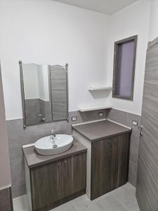 A bathroom at Nina's house 3 , a 300 metri dal mare