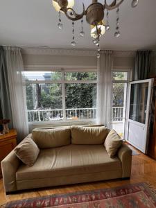 Posezení v ubytování Very Close to Bosphorus, Beautiful 2 rooms 1 salon flat, excellent location
