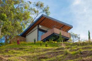 ein Haus auf einem Hügel in der Unterkunft Glamping en Guatape Wifi Jacuzzi in Guatapé