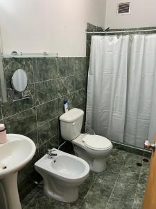 a bathroom with a toilet and a sink at Apartamento Diagonal a Hesperia y Dunas in Naguanagua