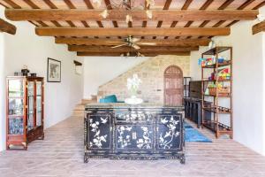 sala de estar con mesa y techo en Luxury Villa with Pool, Stunning Location, en San Ginesio