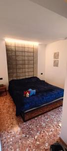 - une chambre avec un grand lit doté d'un couvre-lit bleu dans l'établissement La Moretta Apartment, à Venise