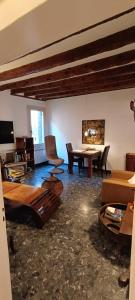 - un salon meublé avec une table dans l'établissement La Moretta Apartment, à Venise