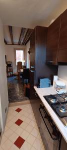 Il comprend une cuisine équipée d'une cuisinière et d'un comptoir. dans l'établissement La Moretta Apartment, à Venise
