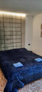 - une chambre dotée d'un grand lit avec des draps bleus dans l'établissement La Moretta Apartment, à Venise