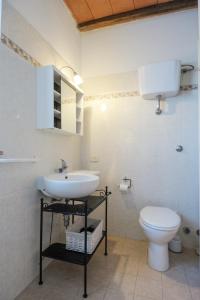 アルチドッソにあるAppartamenti Capentiのバスルーム(洗面台、トイレ付)