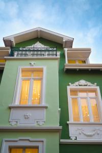Edificio verde con 2 ventanas y balcón en Serdika Old City House, en Sofía